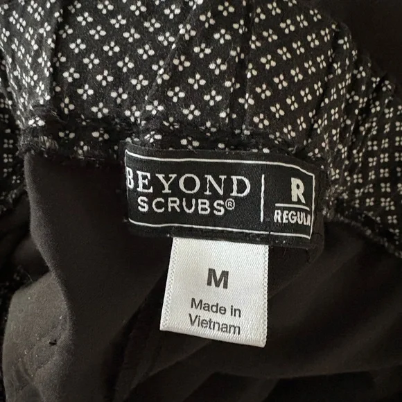 Beyond Scrubs Set - Women’s Black V-Neck Scrub Top Large and Drawstring Pant Med - Picture 6 of 12